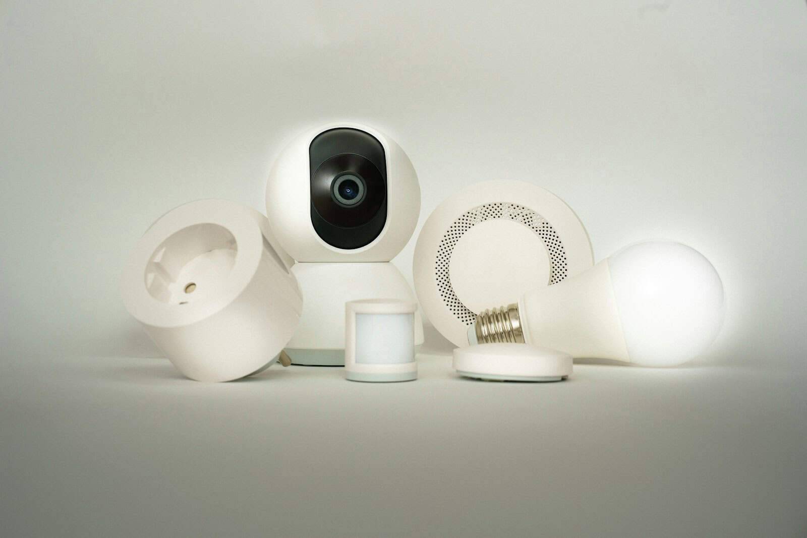 A group of electronic devices sitting on top of a table