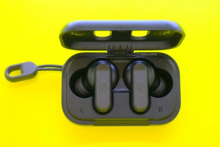 How to Connect Skullcandy Bluetooth Earbuds and Wireless Headphones