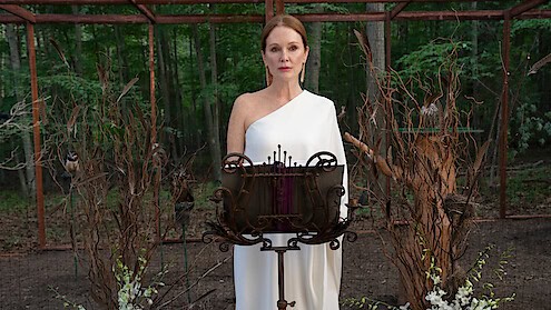 Everything to Know About Sirens: Cast, Release Date, Photos for Julianne Moore and Meghann Fahy Dark Comedy - Netflix Tudum