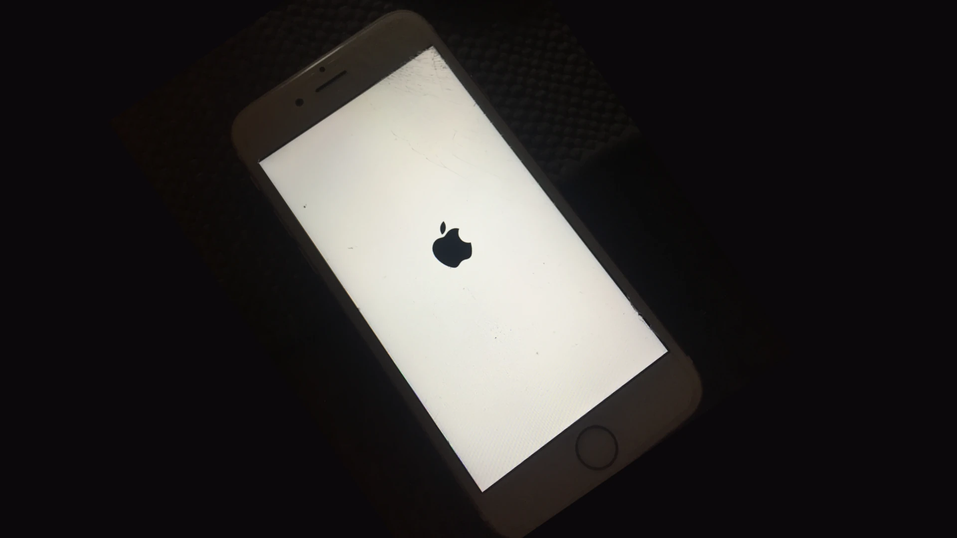 iPhone White Screen Apple Logo